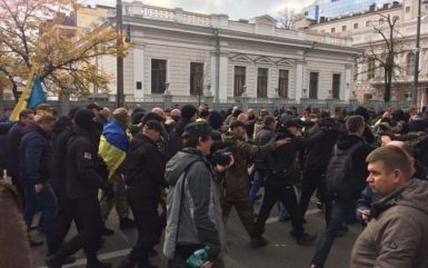 Під Радою зібралися близько тисячі мітингувальників