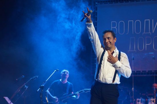 Владимир Дорош дал бесплатный сольный концерт в прифронтовом Мариуполе